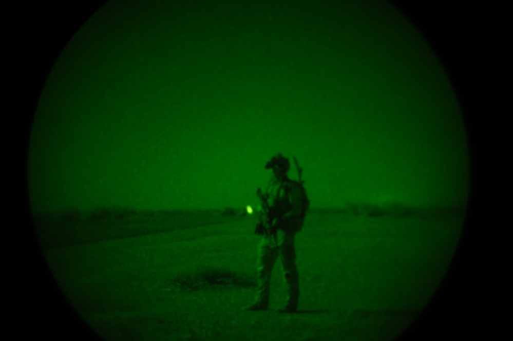 U.S. Air Commandos conduct simulated rescue mission