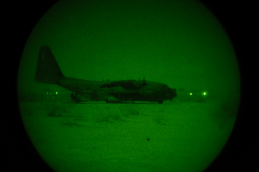 U.S. Air Commandos conduct simulated rescue mission
