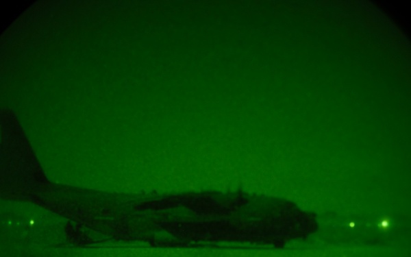 U.S. Air Commandos conduct simulated rescue mission