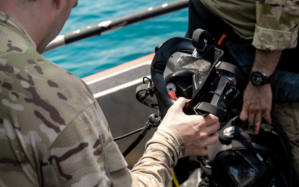 Air Commandos SCUBA Dive during Emerald Warrior 25.2