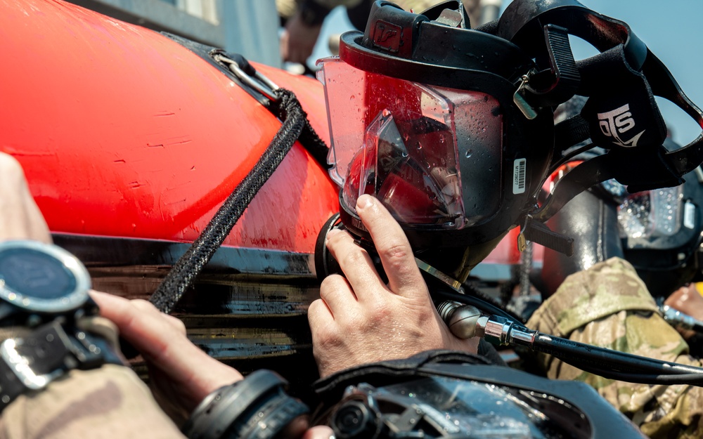Air Commandos SCUBA Dive during Emerald Warrior 25.2