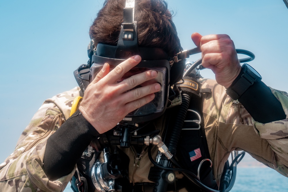 Air Commandos SCUBA Dive during Emerald Warrior 25.2