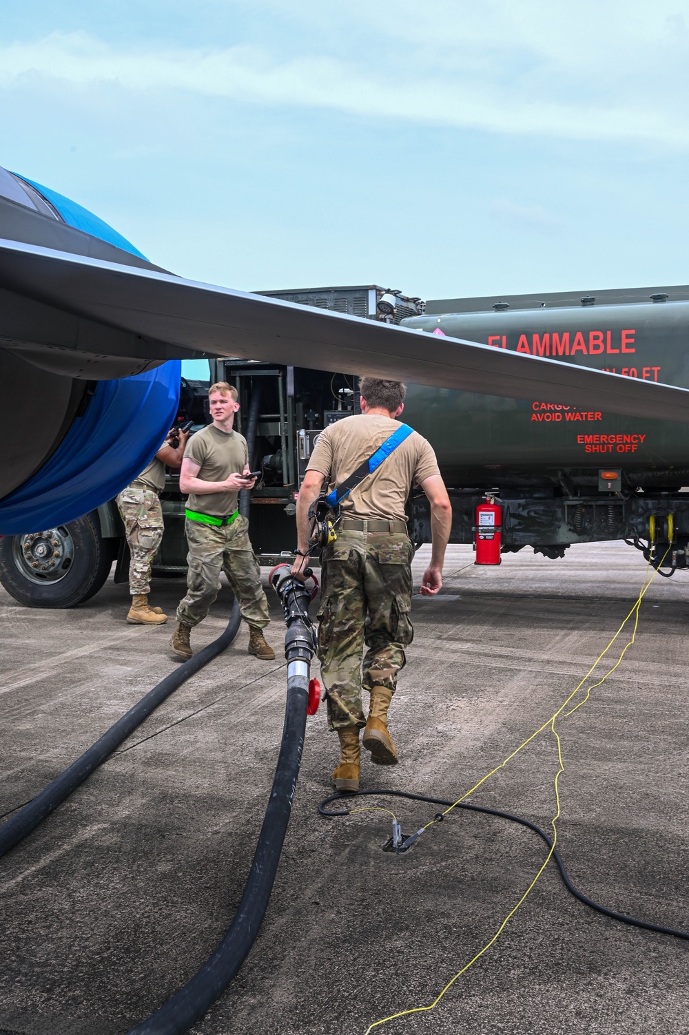 D.C. Air National Guard crew chiefs refuel F-16s for REFORPAC redeployment
