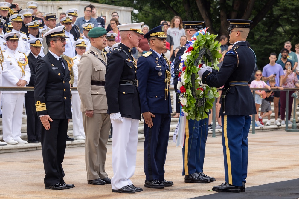 Commandant, Gen. Eric M. Smith attends MLAC Wreath Laying Ceremony