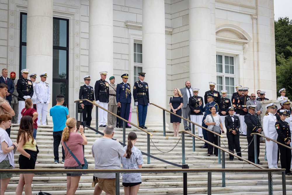 Commandant, Gen. Eric M. Smith attends MLAC Wreath Laying Ceremony