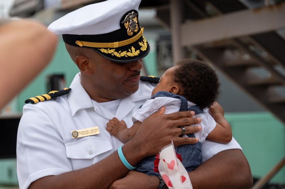 USS Sterett (DDG 104) Returns to Homeport