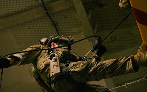 EODMU 5 Sailors Conduct Fast Rope Drills