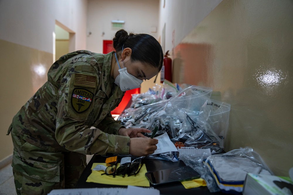Amistad 2025: U.S. Optometrists Provide Rare Vision Services in Paraguay