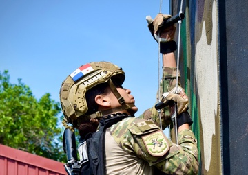 Panamanian Security Forces Sharpen Teamwork and Climbing Skills During PANAMAX-ALPHA 2025