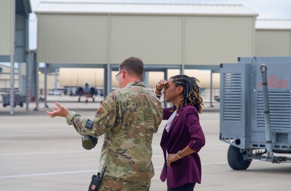 Sec. Mallette visitis Seymour Johnson Air Force Bse
