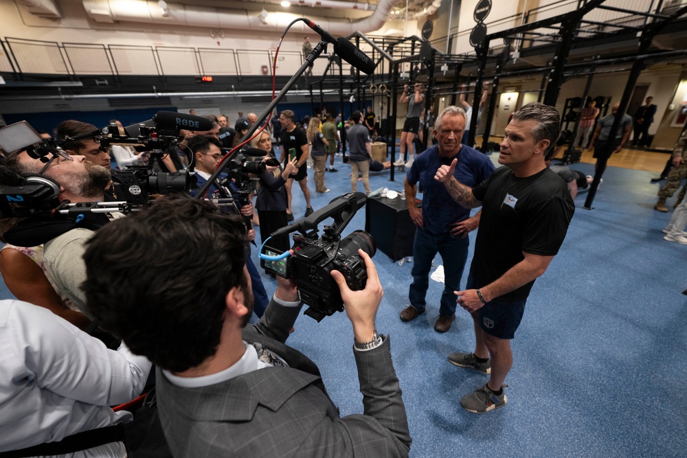 SD, HHS Sec. RFK, Jr. Participate in Fitness Check with Troops at Pentagon
