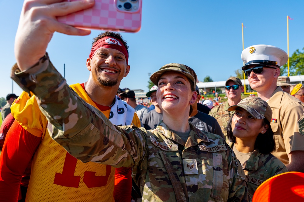 Kansas City Chiefs host U.S. service members during training camp