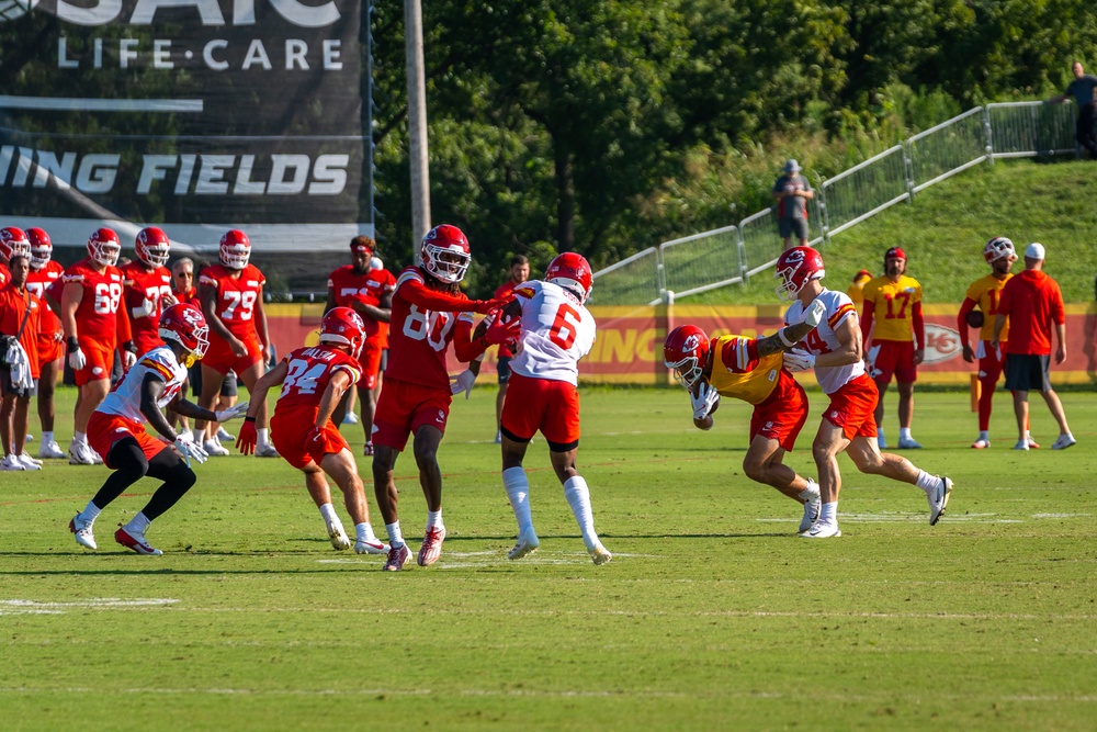 Kansas City Chiefs host U.S. service members during training camp