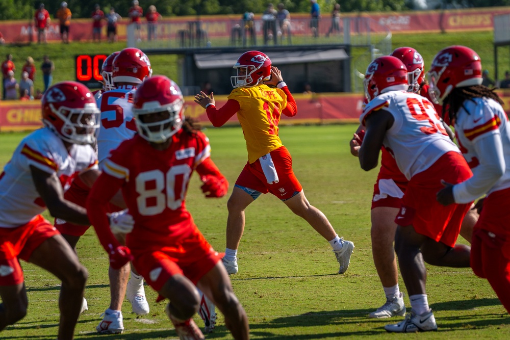 Kansas City Chiefs host U.S. service members during training camp