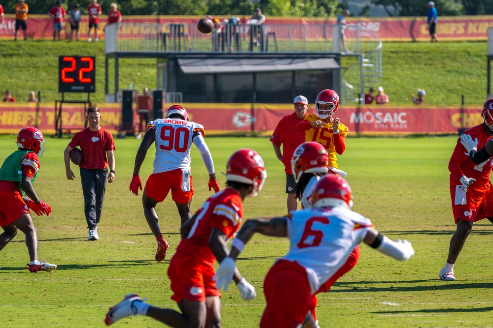 Kansas City Chiefs host U.S. service members during training camp