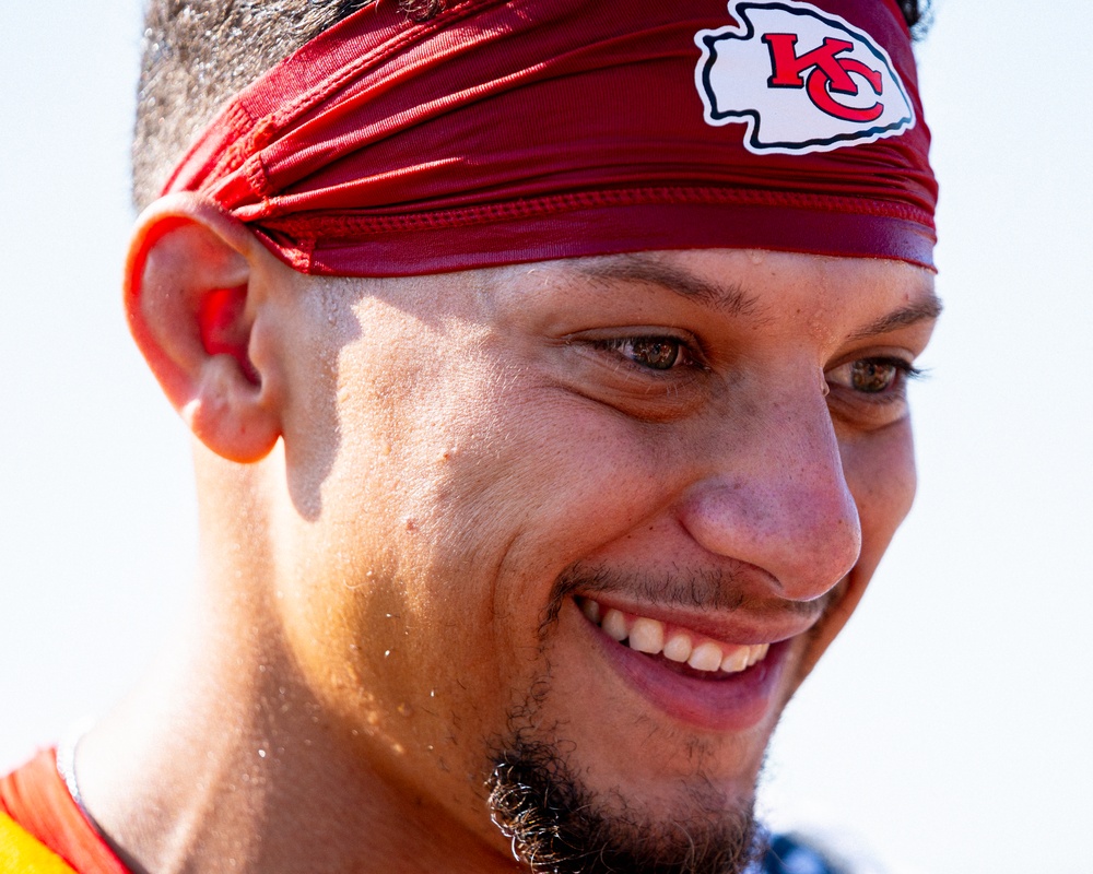 Kansas City Chiefs host U.S. service members during training camp