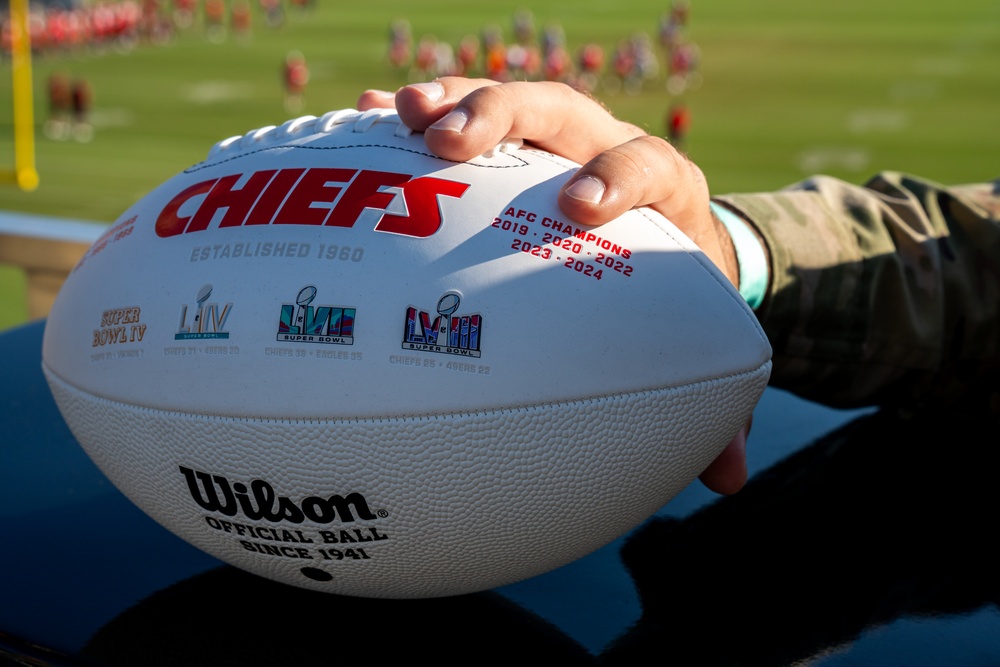 Kansas City Chiefs host U.S. service members during training camp