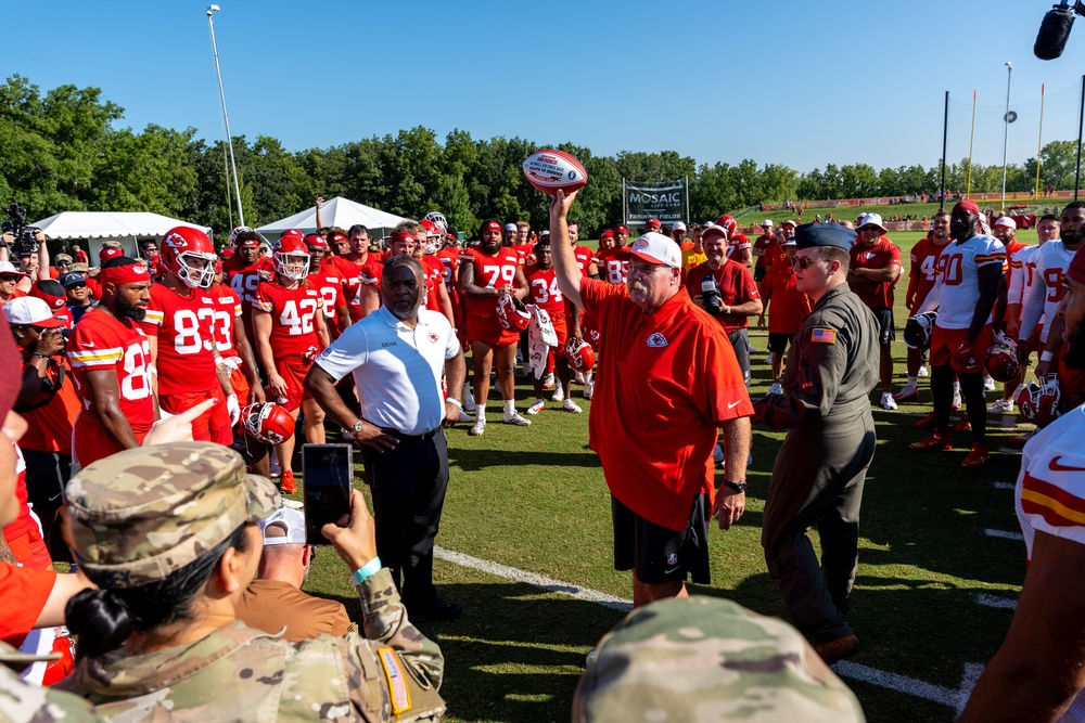 Kansas City Chiefs host U.S. service members during training camp