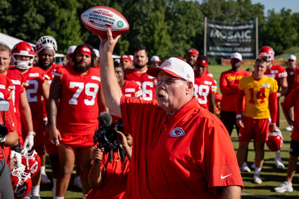 Kansas City Chiefs host U.S. service members during training camp