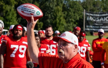 Kansas City Chiefs host U.S. service members during training camp