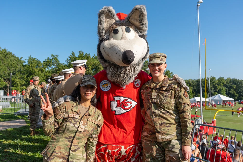 Kansas City Chiefs host U.S. service members during training camp