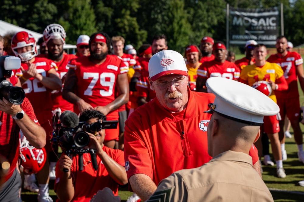 Kansas City Chiefs host U.S. service members during training camp