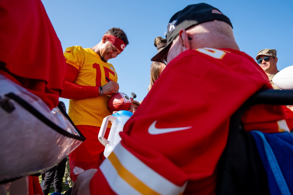 Kansas City Chiefs host U.S. service members during training camp