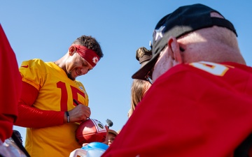 Kansas City Chiefs host U.S. service members during training camp