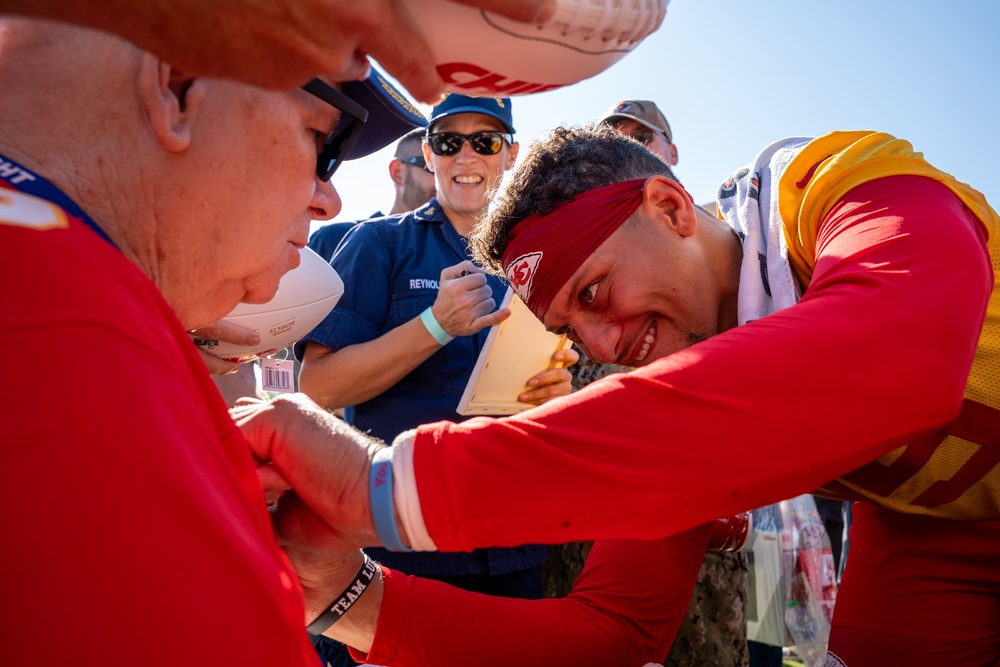 Kansas City Chiefs host U.S. service members during training camp