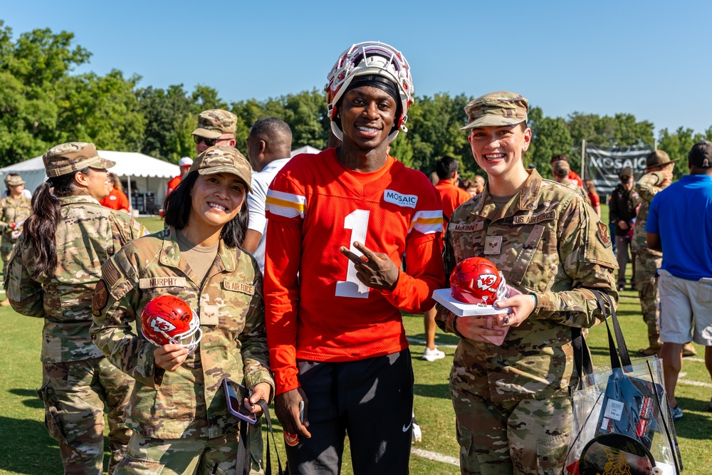 Kansas City Chiefs host U.S. service members during training camp