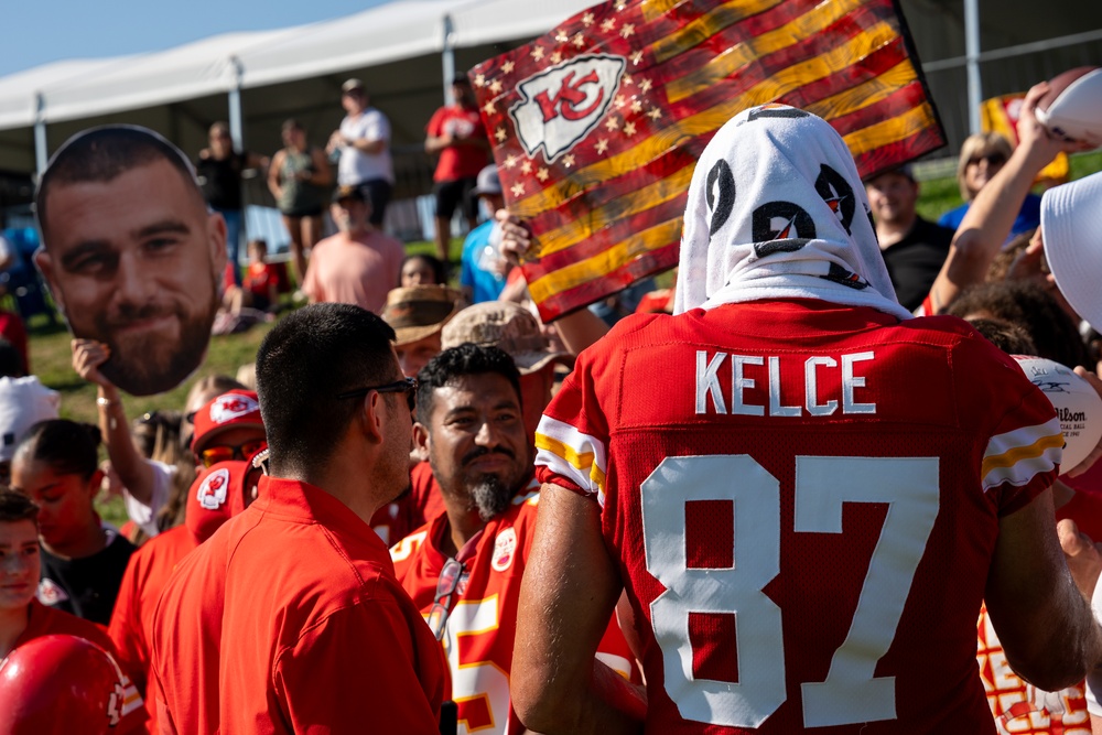 Kansas City Chiefs host U.S. service members during training camp