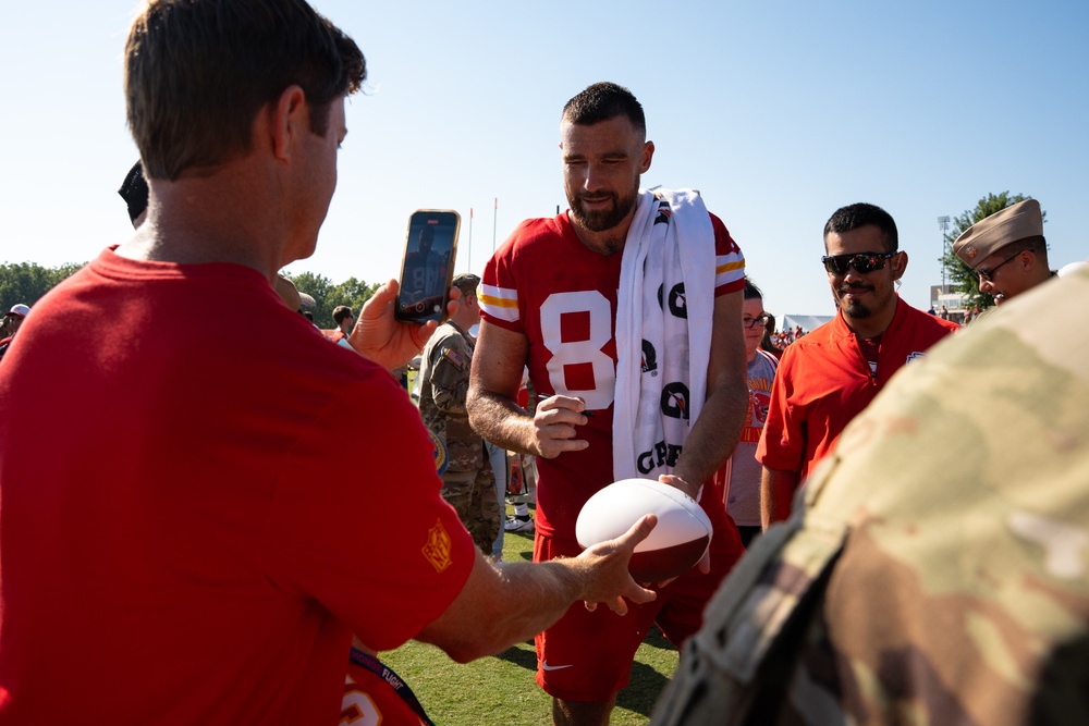 Kansas City Chiefs host U.S. service members during training camp