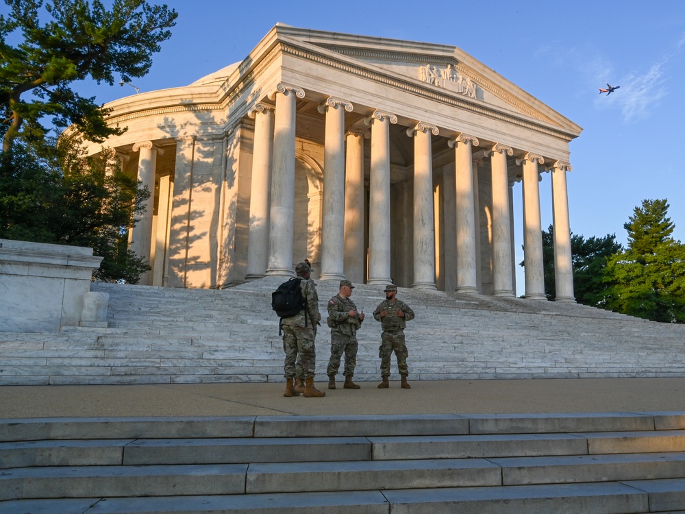 DCNG Commanding General Visits Troops Supporting the DC Safe and Beautiful Task Force