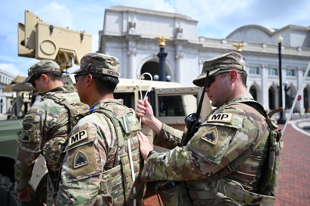 Joint Task Force D.C. Soldiers patrol the District