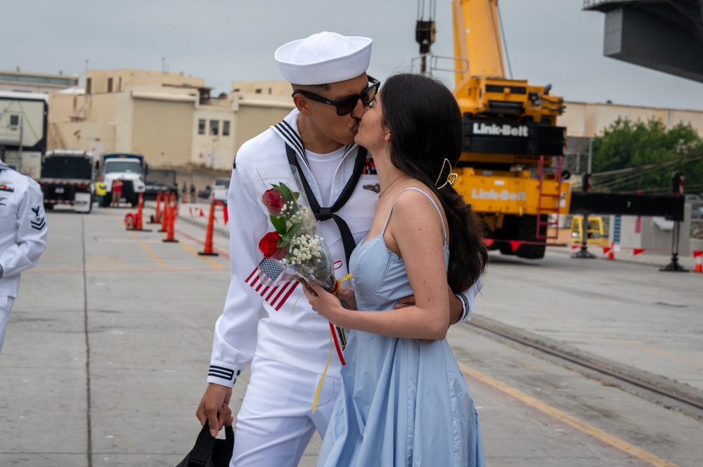 USS Carl Vinson (CVN 70) Returns from Deployment