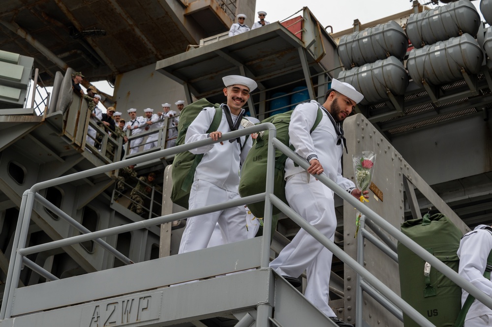 USS Carl Vinson (CVN 70) Returns from Deployment