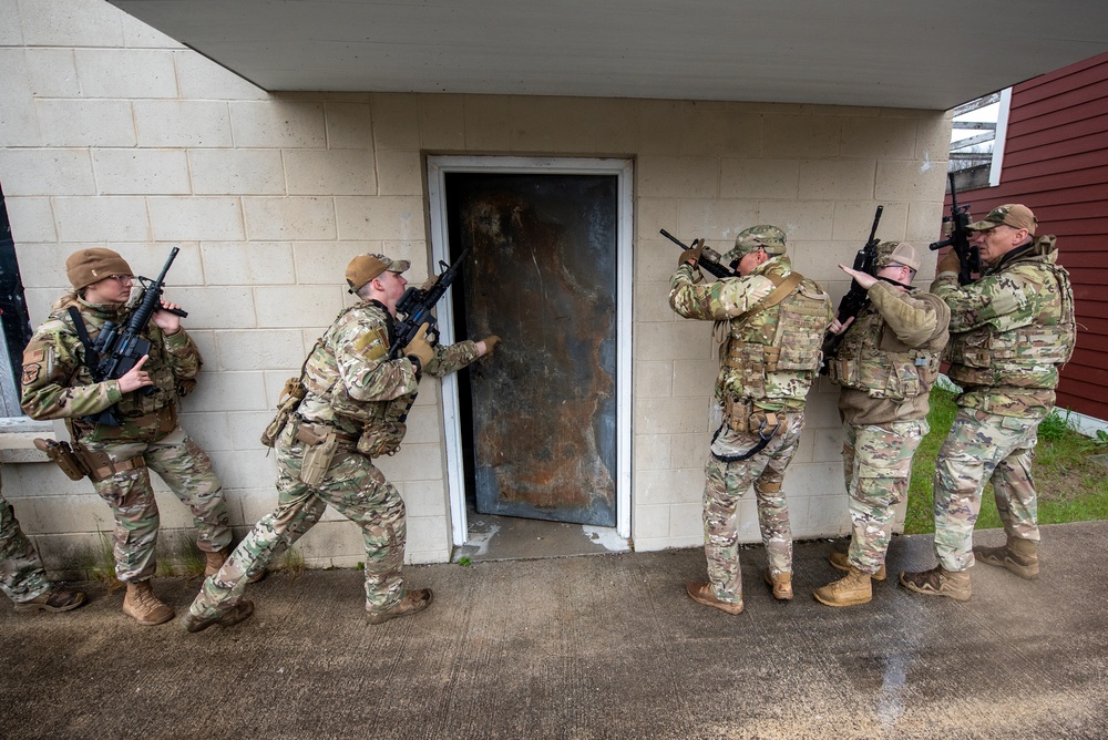 Kentucky Air Guard security forces Airmen strengthen skills in Michigan