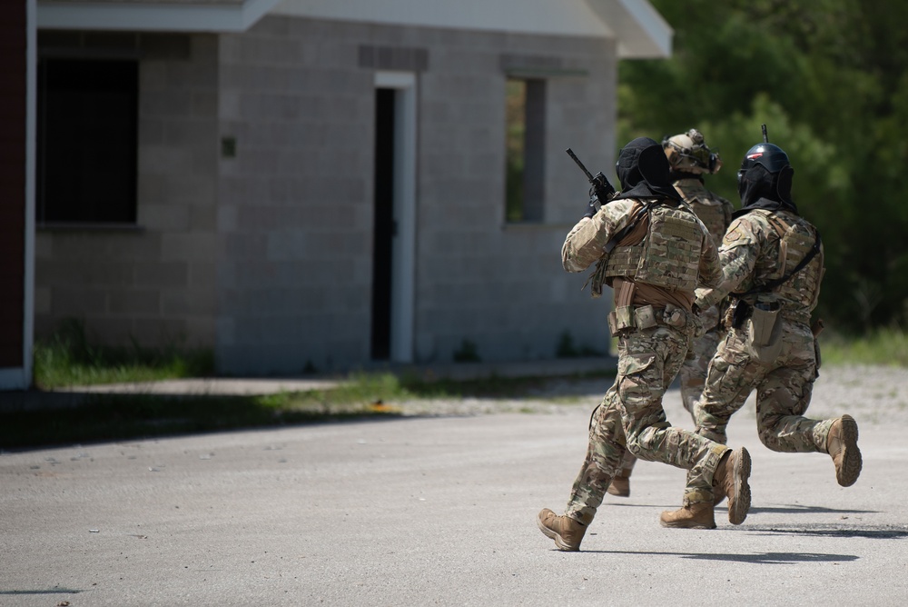 Kentucky Air Guard security forces Airmen strengthen skills in Michigan