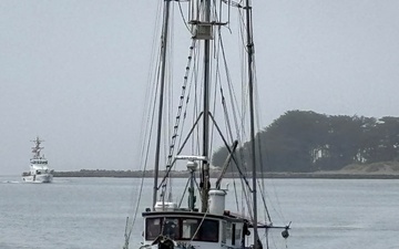 U.S. Coast Guard suspends search for man missing off Pacific Northwest Coast