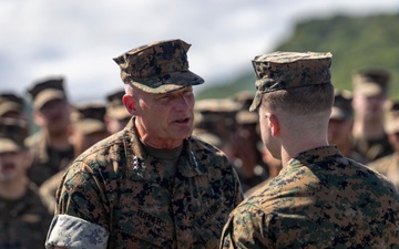 OKINAWA, JAPAN – III Marine Expeditionary Force commanding general visits 31st Marine Expeditionary Unit return to home port