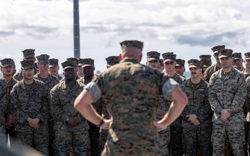 OKINAWA, JAPAN – III Marine Expeditionary Force commanding general visits 31st Marine Expeditionary Unit return to home port