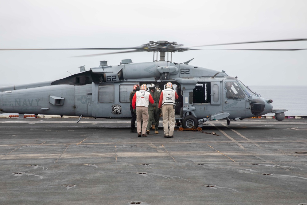 Commander, U.S. 3rd Fleet visits USS Carl Vinson