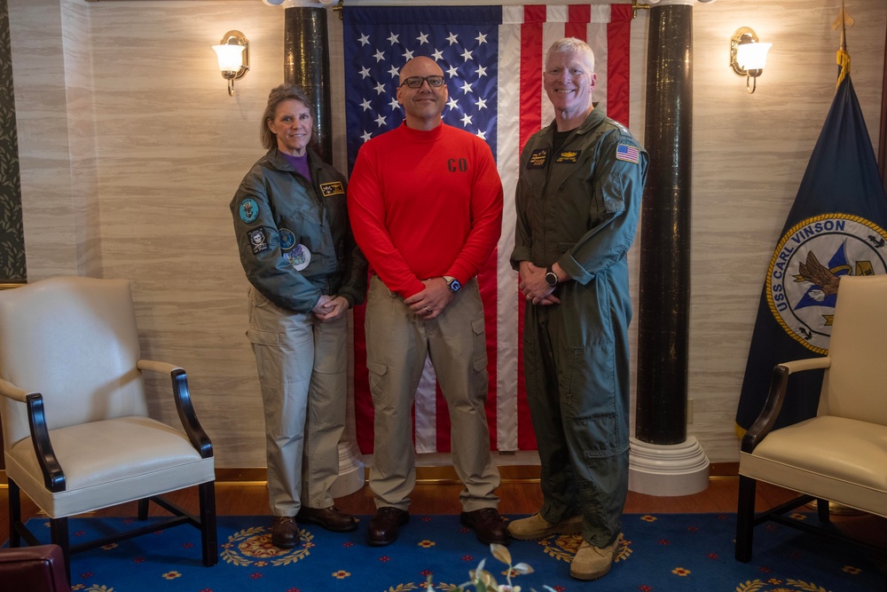 Commander, U.S. 3rd Fleet visits USS Carl Vinson