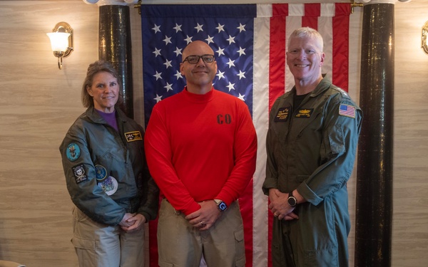 Commander, U.S. 3rd Fleet visits USS Carl Vinson