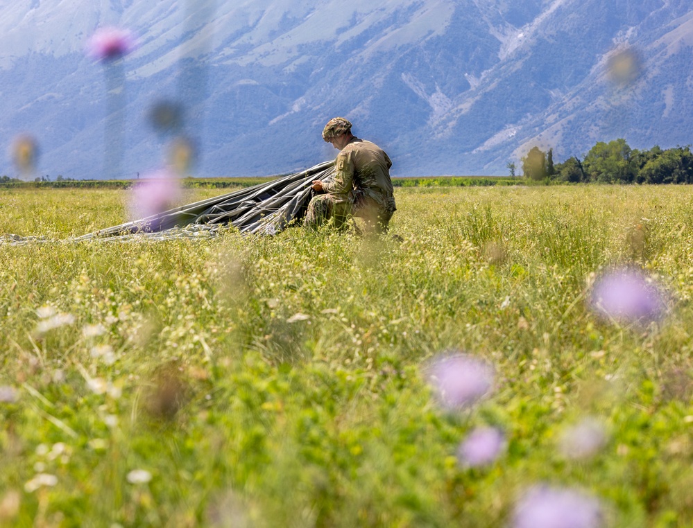 173rd Airborne Brigade performs airborne operation in Aviano