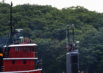 Albany arrives at Submarine Base New London for homeport shift