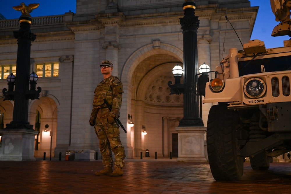 DCNG Commanding General Visits Troops Supporting the DC Safe and Beautiful Task Force