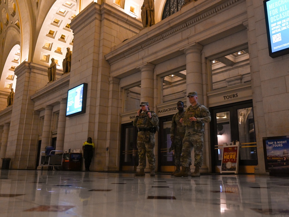 DCNG Commanding General Visits Troops Supporting the DC Safe and Beautiful Task Force
