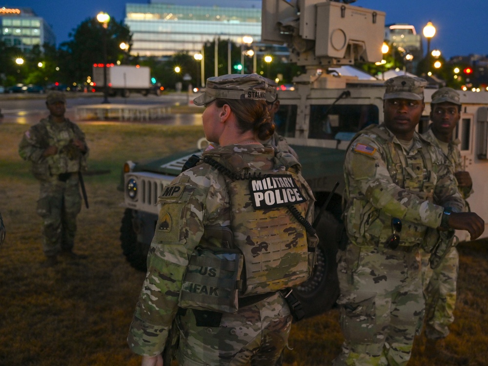 DCNG Commanding General Visits Troops Supporting the DC Safe and Beautiful Task Force
