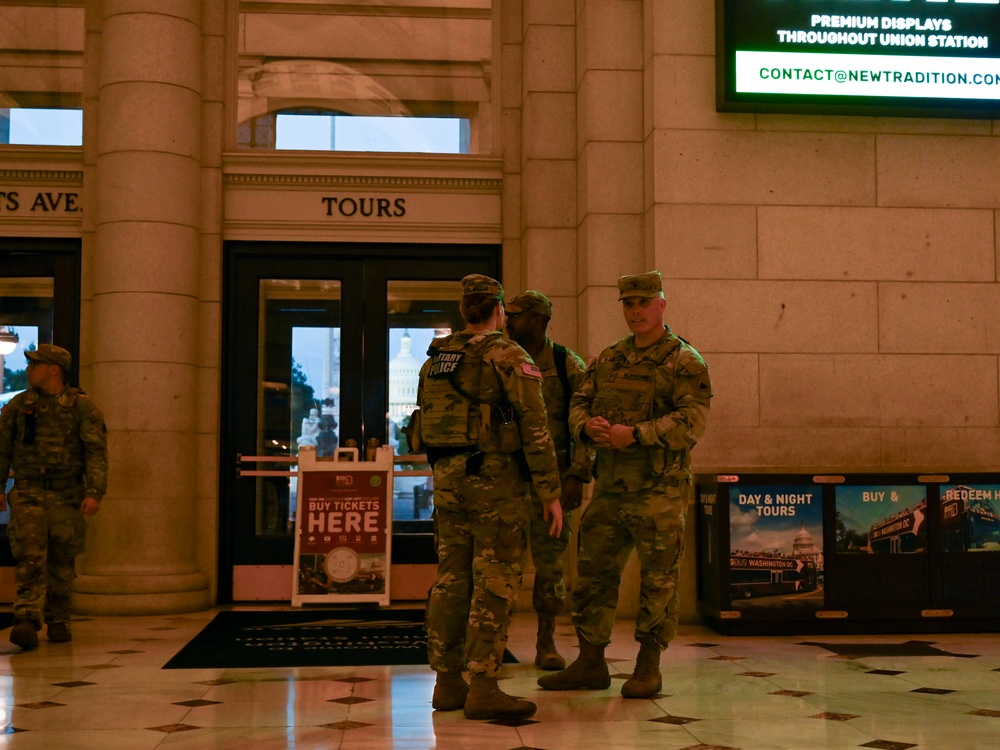 DCNG Commanding General Visits Troops Supporting the DC Safe and Beautiful Task Force